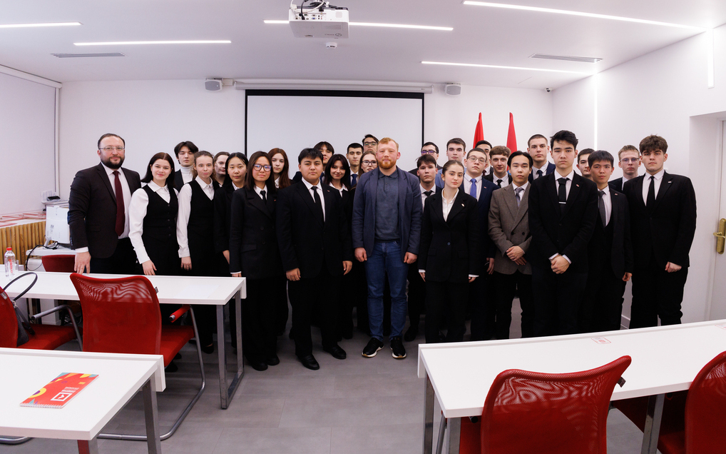 Кавалер ордена Мужества Роман Гришин посетил Университет «Синергия»