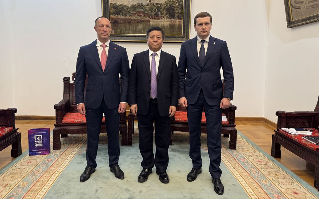 Вадим Лобов провел рабочую встречу с послом КНР в России Чжаном Ханьхуэем