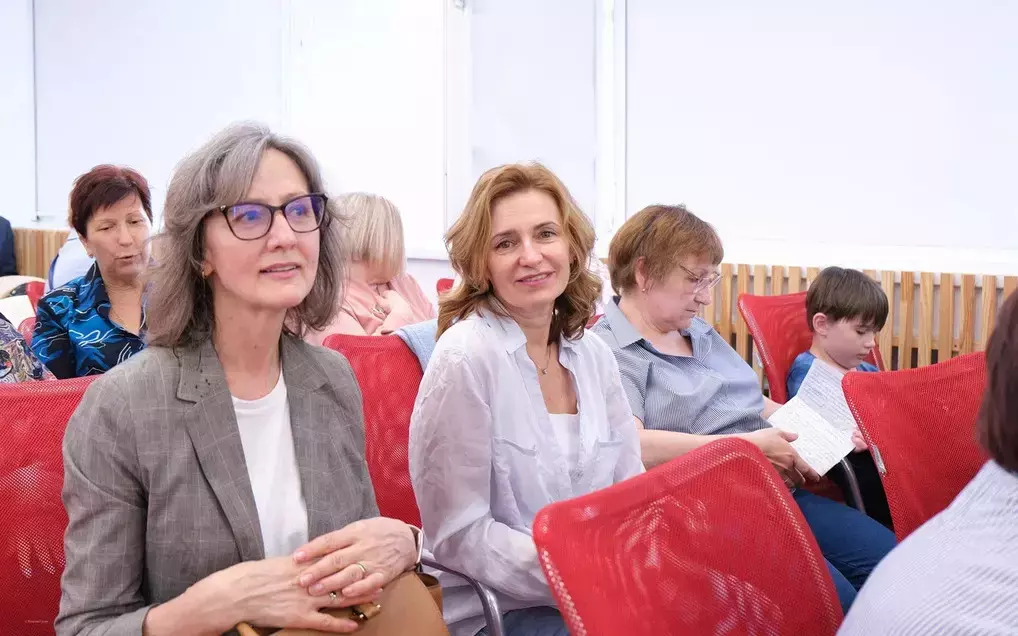 «Университет долголетия» запустил образовательные программы по арт-терапии и работе с нейросетями