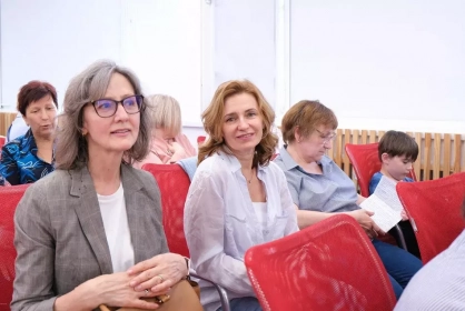 «Университет долголетия» запустил образовательные программы по арт-терапии и работе с нейросетями