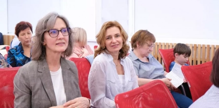 «Университет долголетия» запустил образовательные программы по арт-терапии и работе с нейросетями