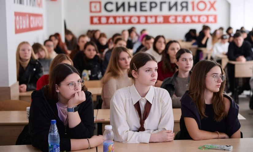 Скульптор Фатхуллина провела студентам факультета дизайна и рекламы лекцию о точках притяжения в городе