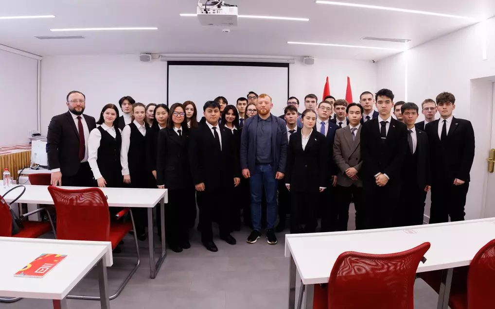 Кавалер ордена Мужества Роман Гришин посетил Университет «Синергия»