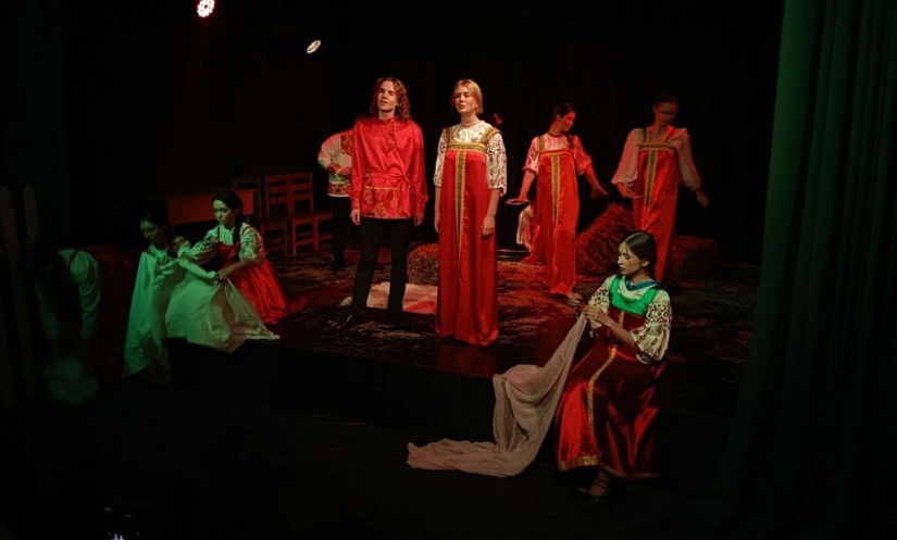 Студенты театрального факультета представили программу по стихам Есенина