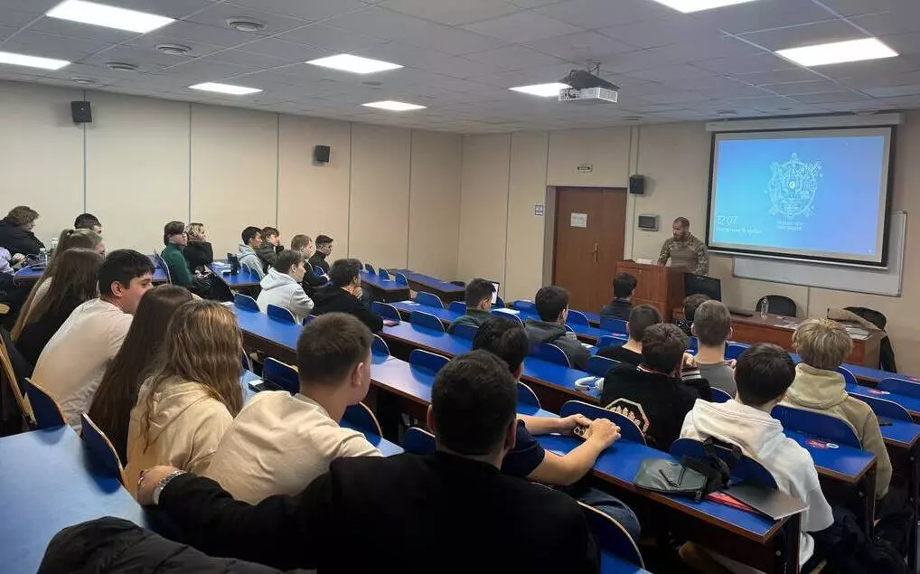 Центр патриотического воспитания провел «Урок мужества» на факультете бизнеса