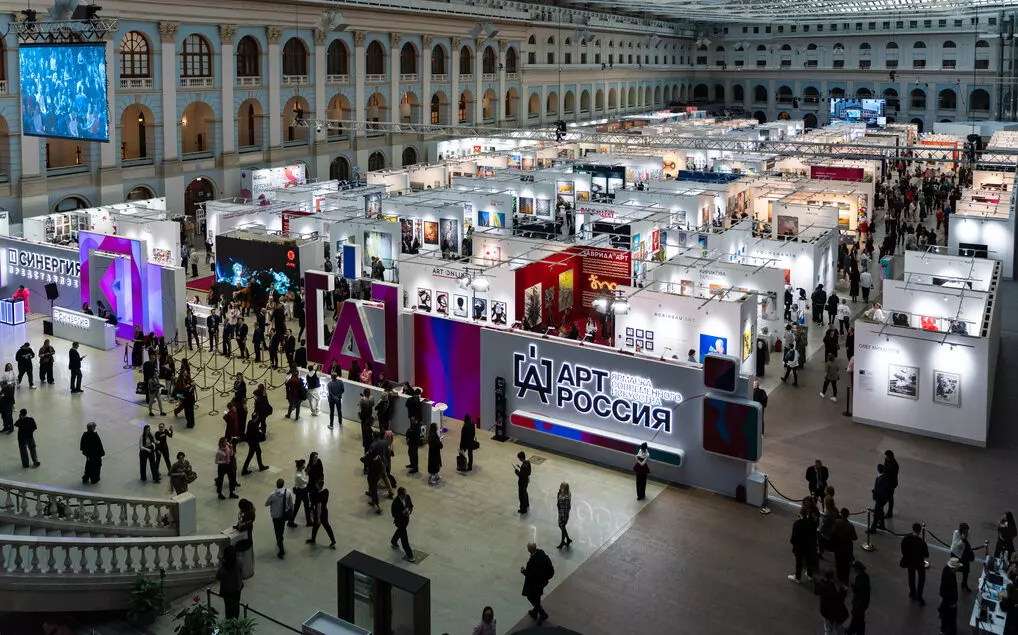 В Гостином дворе начала работу ярмарка современного искусства «Арт Россия»