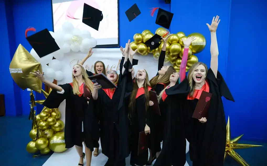 Опрос «Синергии»: россияне рассказали, без чего не могут представить выпускной