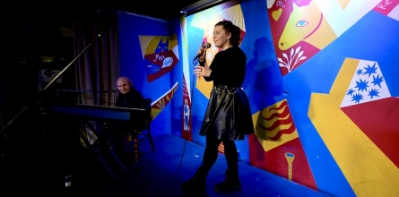 Студенты факультета кино представили мини-спектакль «Мешочек для запахов» в клубе «Шагал»