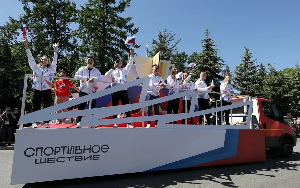 Студентка «Синергии» представила вуз на спортивном шествии в Москве
